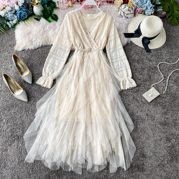 Stílusos női ruha tüll, gyöngy és spitz nyakkivágással