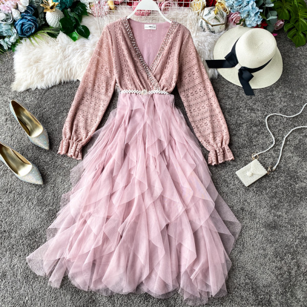 Stílusos női ruha tüll, gyöngy és spitz nyakkivágással