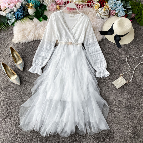 Stílusos női ruha tüll, gyöngy és spitz nyakkivágással