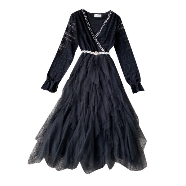 Stílusos női ruha tüll, gyöngy és spitz nyakkivágással