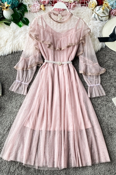 Stílusos női ruha gyöngyből és tüllből készült övvel