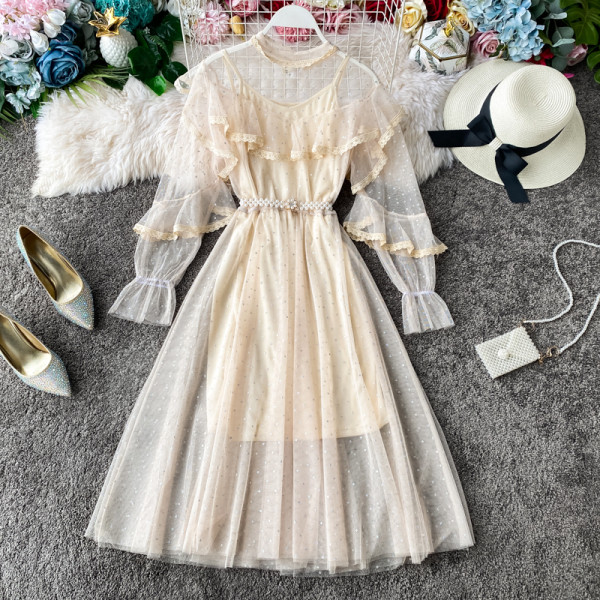 Stílusos női ruha gyöngyből és tüllből készült övvel