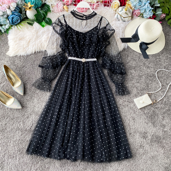 Stílusos női ruha gyöngyből és tüllből készült övvel