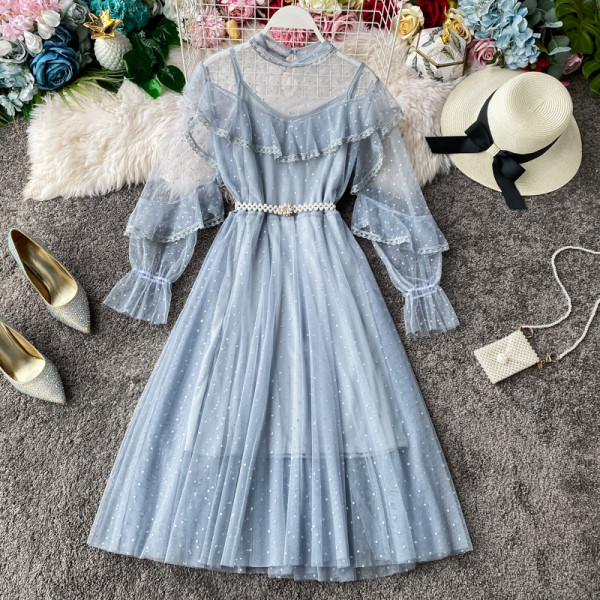 Stílusos női ruha gyöngyből és tüllből készült övvel