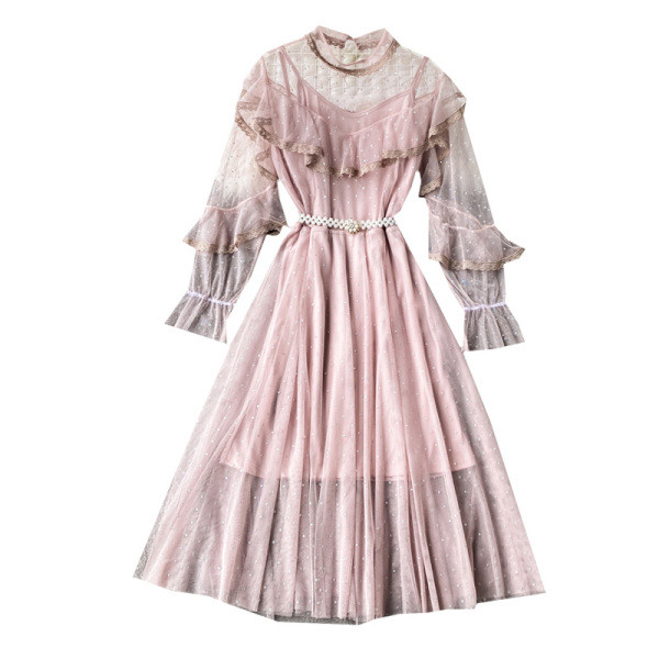 Stílusos női ruha gyöngyből és tüllből készült övvel