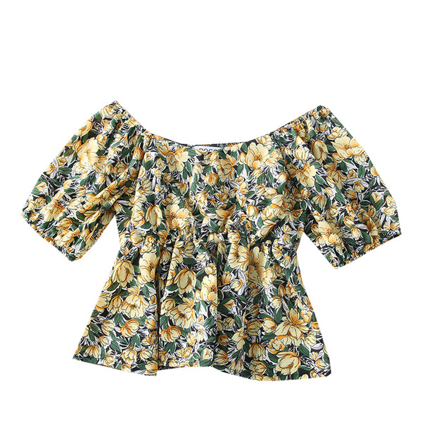 Színes női blúz csónakos nyakkivágással és virágmotívumokkal