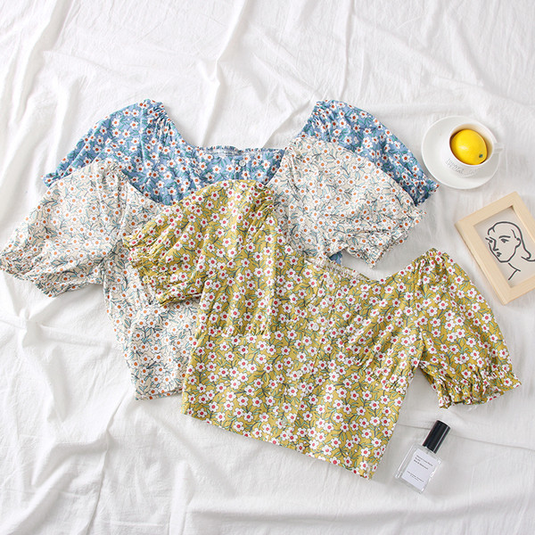 Modern női blúz rövid ujjal és csónakos nyakkivágással