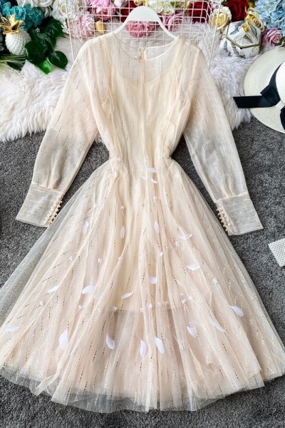 Modern női rövid ruha hosszú ujjal és hímzéssel