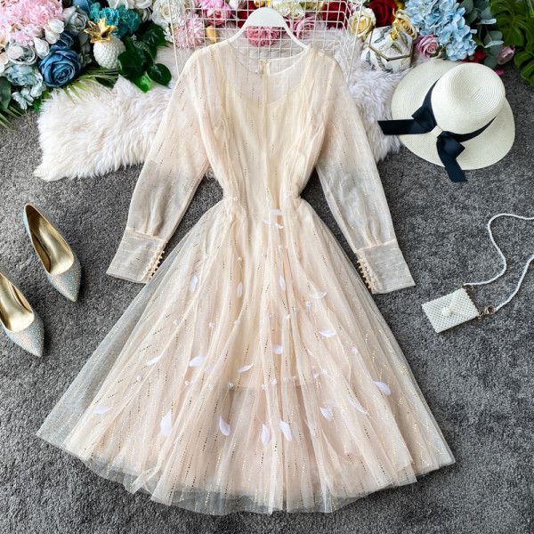 Modern női rövid ruha hosszú ujjal és hímzéssel