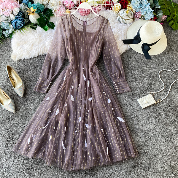 Modern női rövid ruha hosszú ujjal és hímzéssel