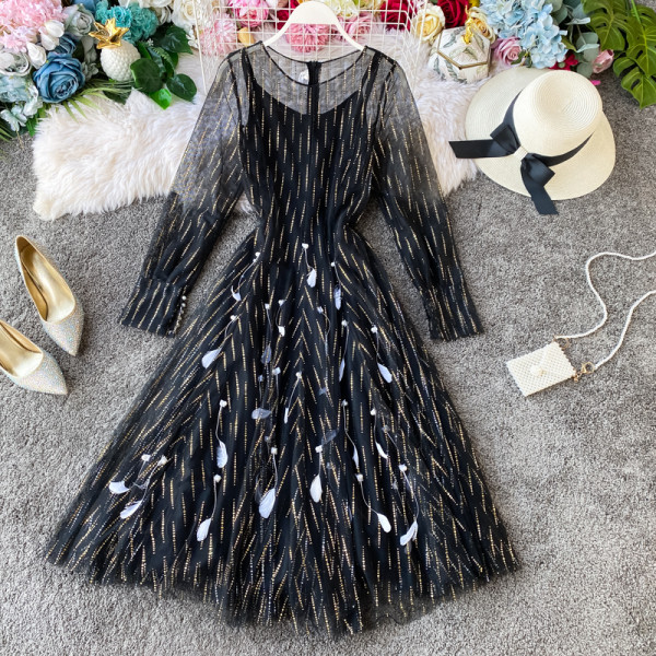 Modern női rövid ruha hosszú ujjal és hímzéssel