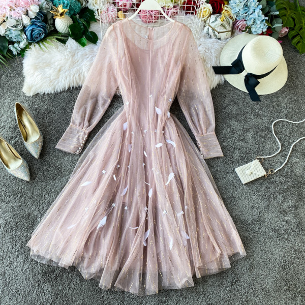 Modern női rövid ruha hosszú ujjal és hímzéssel