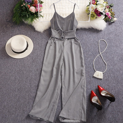 Modern női overall V-nyakkal és vékony pántokkal