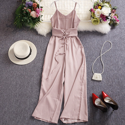 Modern női overall V-nyakkal és vékony pántokkal