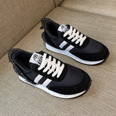 Női sport- és alkalmi tornacipő lapos talppal fekete és piros színben