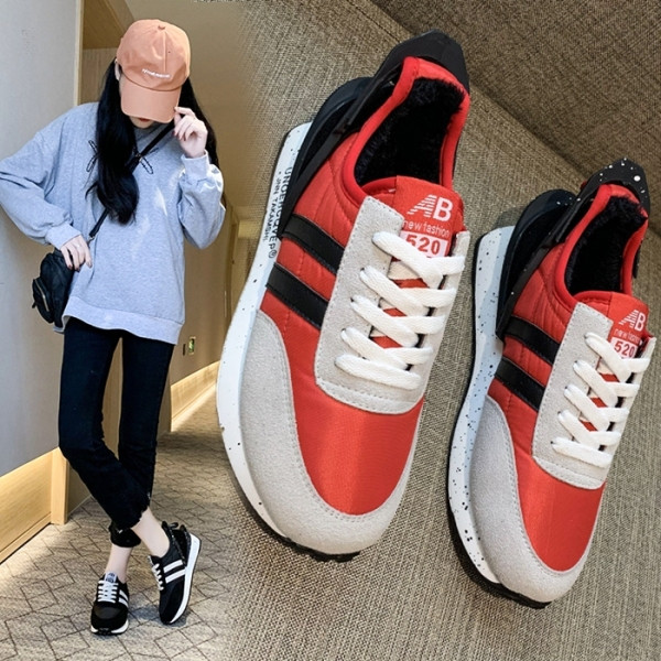 Női sport- és alkalmi tornacipő lapos talppal fekete és piros színben