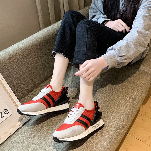 Női sport- és alkalmi tornacipő lapos talppal fekete és piros színben