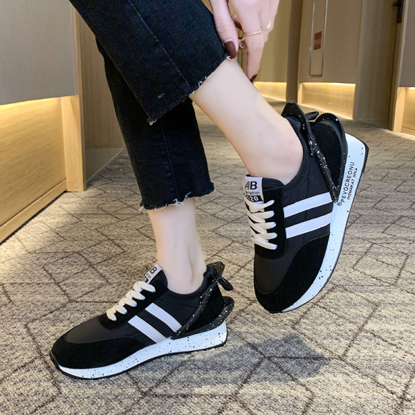 Női sport- és alkalmi tornacipő lapos talppal fekete és piros színben