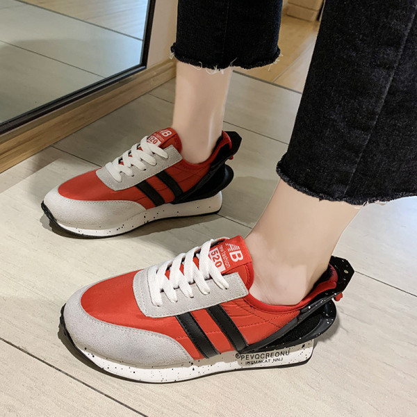 Női sport- és alkalmi tornacipő lapos talppal fekete és piros színben