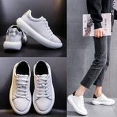 Lapos talpú női sportcipő fehér és szürke színben