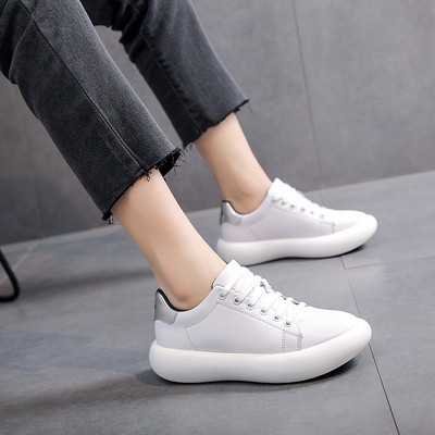 Lapos talpú női sportcipő fehér és szürke színben