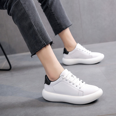 Lapos talpú női sportcipő fehér és szürke színben