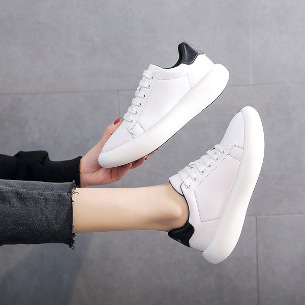 Lapos talpú női sportcipő fehér és szürke színben