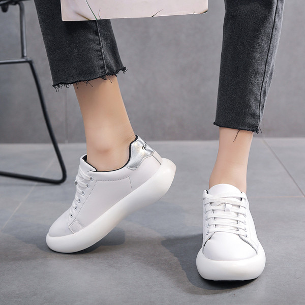 Lapos talpú női sportcipő fehér és szürke színben