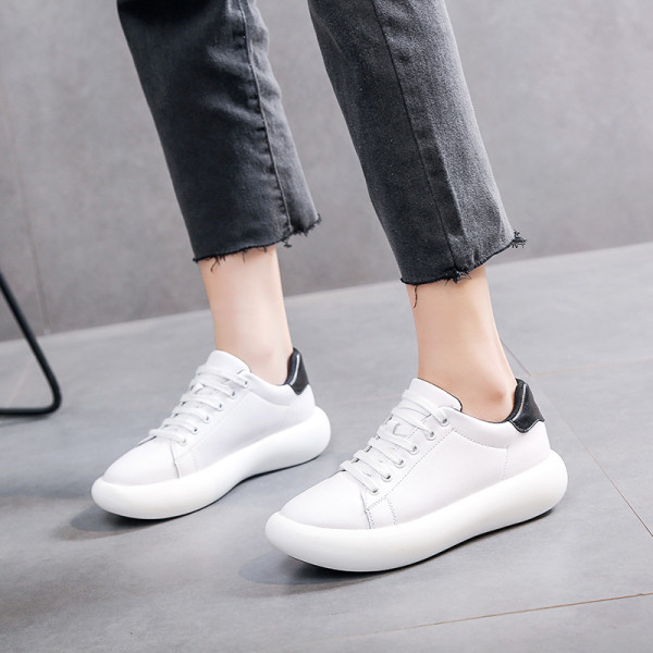 Lapos talpú női sportcipő fehér és szürke színben