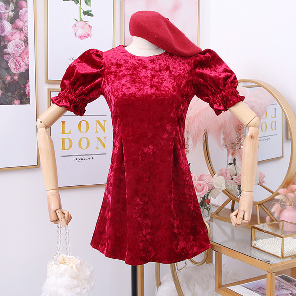 Modern női ruha, rövid ujjú, ovális dekoltázs bársonyból