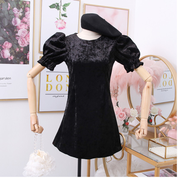 Modern női ruha, rövid ujjú, ovális dekoltázs bársonyból