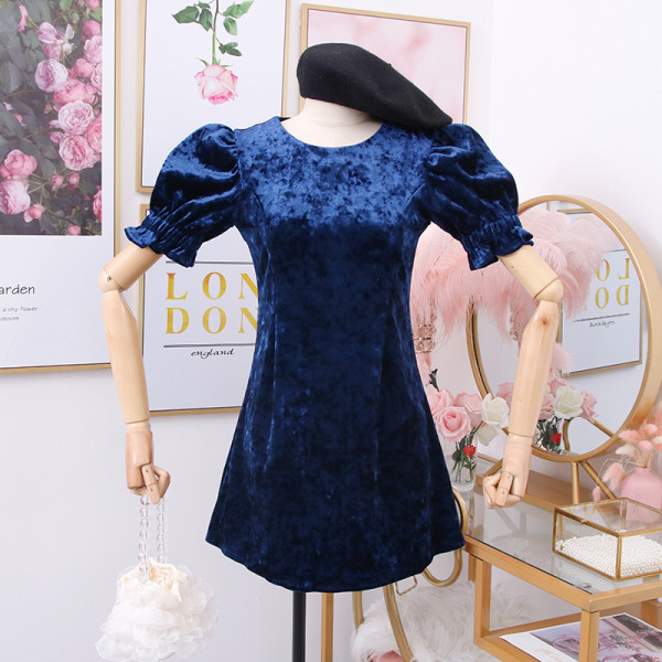 Modern női ruha, rövid ujjú, ovális dekoltázs bársonyból