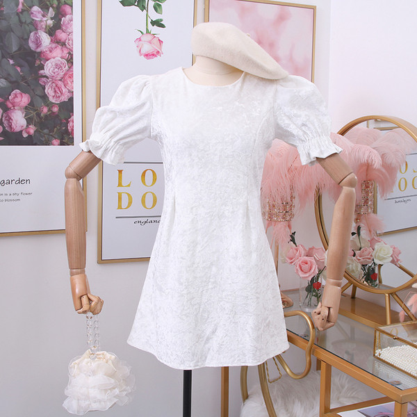 Modern női ruha, rövid ujjú, ovális dekoltázs bársonyból