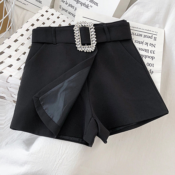 Stílusos női fekete rövidnadrág széles övvel és kövekkel díszített csattal
