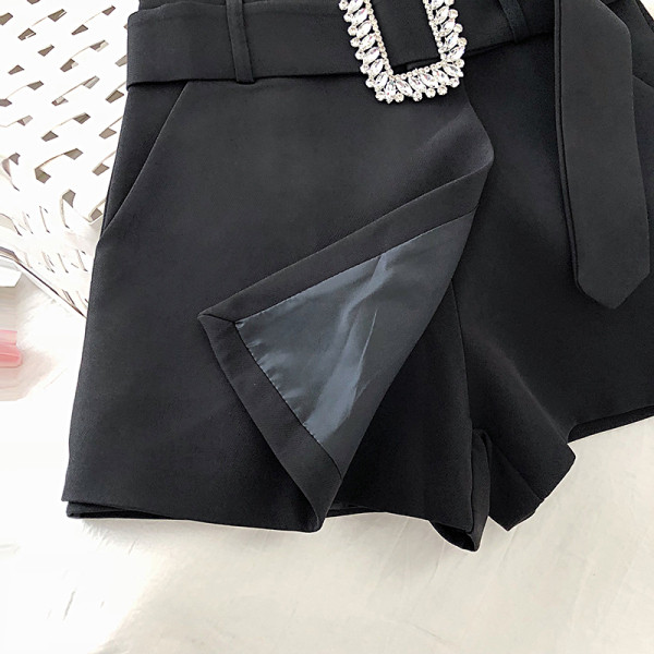 Stílusos női fekete rövidnadrág széles övvel és kövekkel díszített csattal