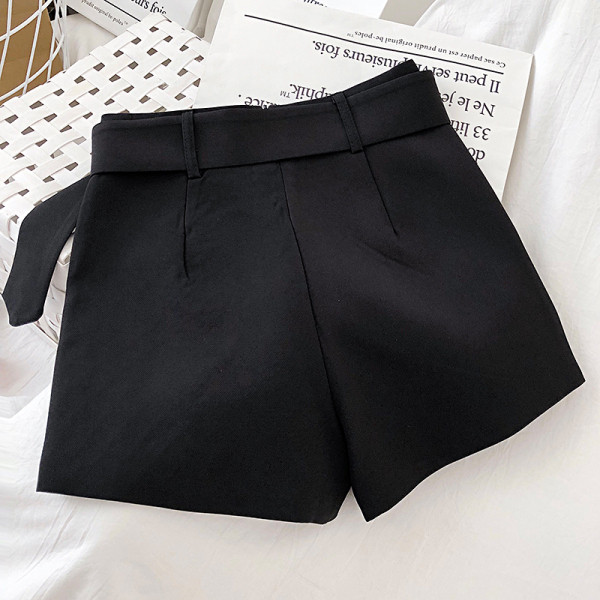 Stílusos női fekete rövidnadrág széles övvel és kövekkel díszített csattal