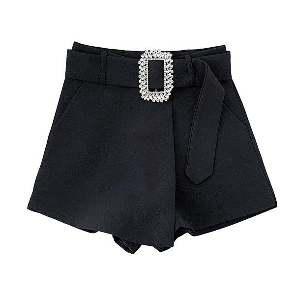Stílusos női fekete rövidnadrág széles övvel és kövekkel díszített csattal