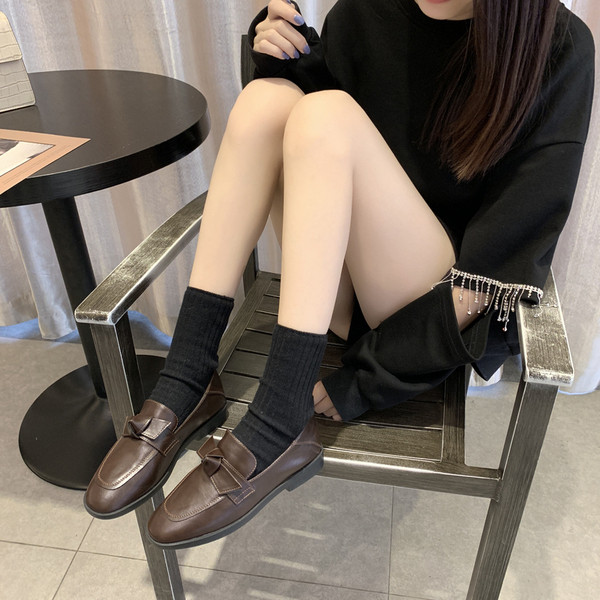 Eko bőrből készült alkalmi női cipő fekete és barna szalaggal