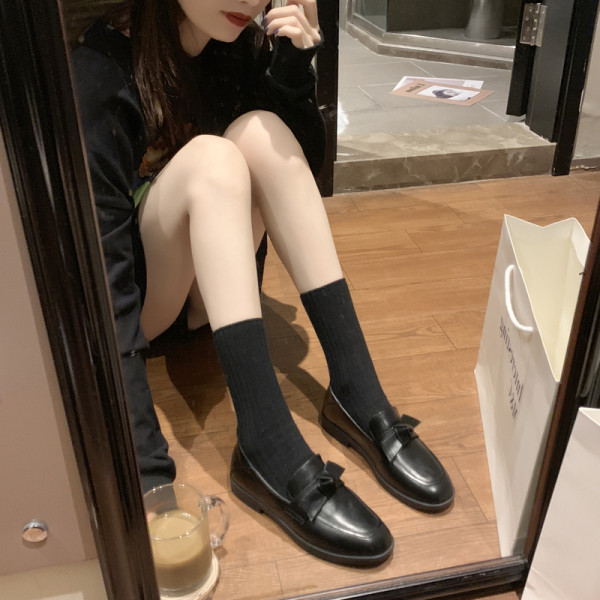 Eko bőrből készült alkalmi női cipő fekete és barna szalaggal