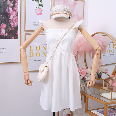 Női ruha pántokkal és gombokkal vágott modell