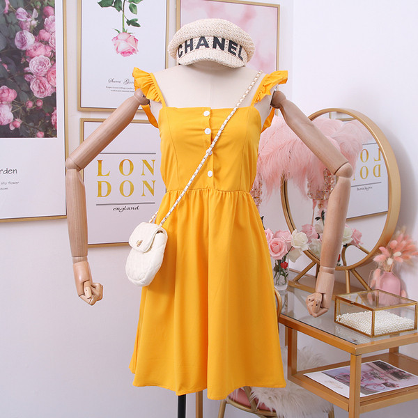 Női ruha pántokkal és gombokkal vágott modell