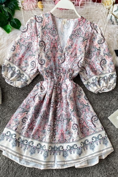 Új modell női ruha spitz nyakkivágással és rövid széles ujjakkal