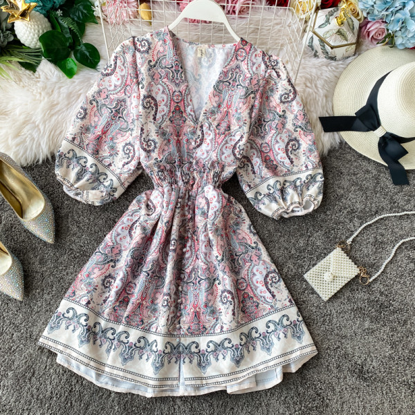 Új modell női ruha spitz nyakkivágással és rövid széles ujjakkal