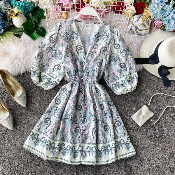 Új modell női ruha spitz nyakkivágással és rövid széles ujjakkal