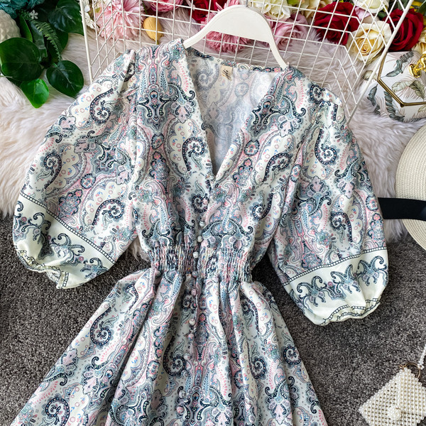 Új modell női ruha spitz nyakkivágással és rövid széles ujjakkal