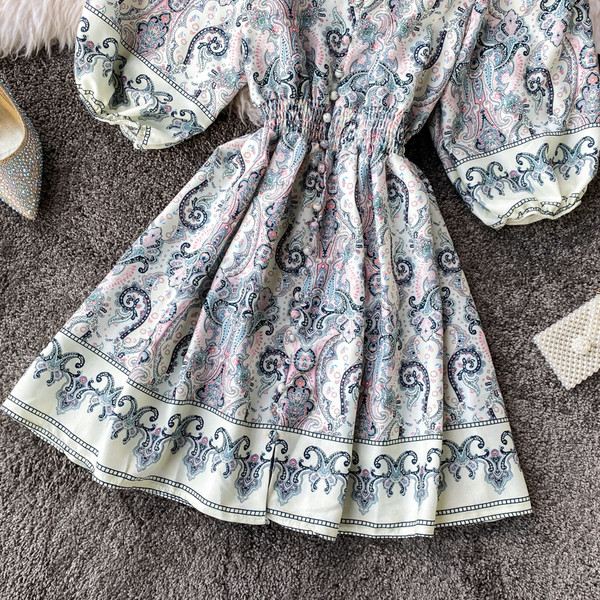 Új modell női ruha spitz nyakkivágással és rövid széles ujjakkal