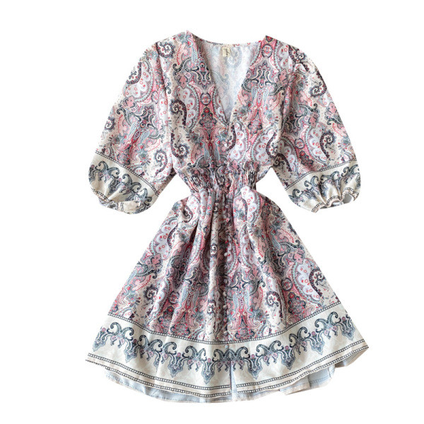 Új modell női ruha spitz nyakkivágással és rövid széles ujjakkal