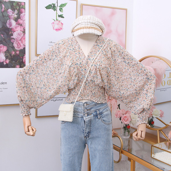 Női blúz spitz nyakkivágással és széles ujjakkal