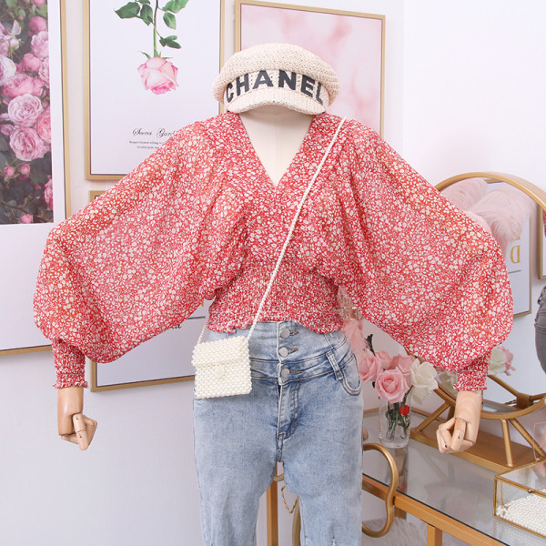 Női blúz spitz nyakkivágással és széles ujjakkal