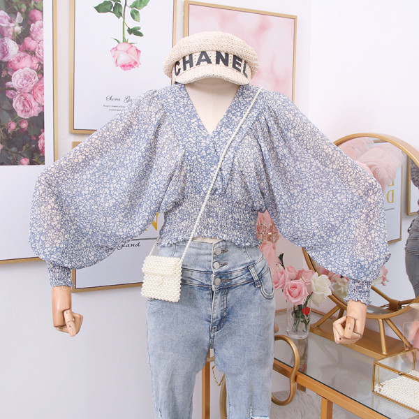 Női blúz spitz nyakkivágással és széles ujjakkal